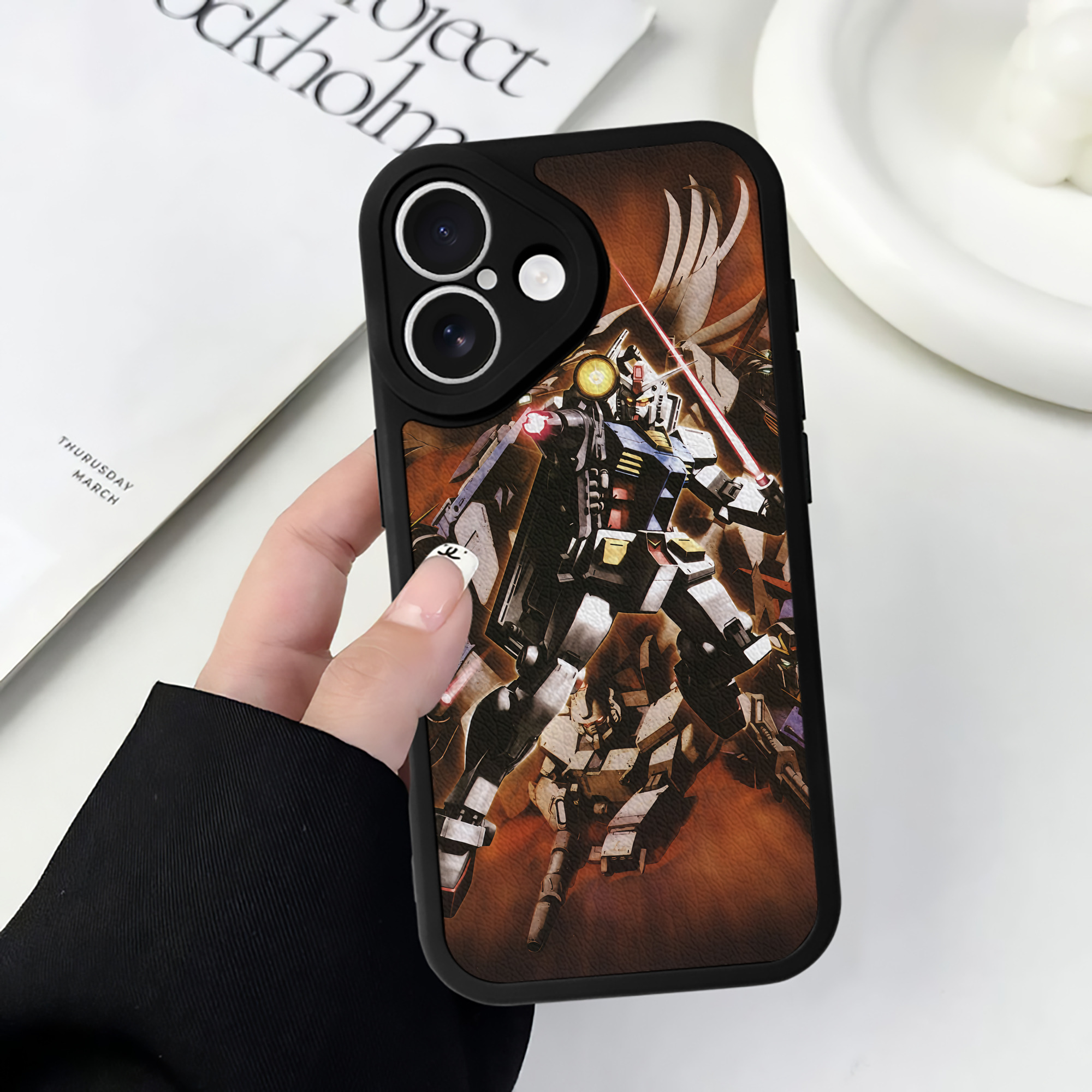（画像用） 機動戦士ガンダム Mobile Suit Gundam 【iPhone 16シリーズ対応】シリコンスマホケース（レザー調） 材質：シリコン